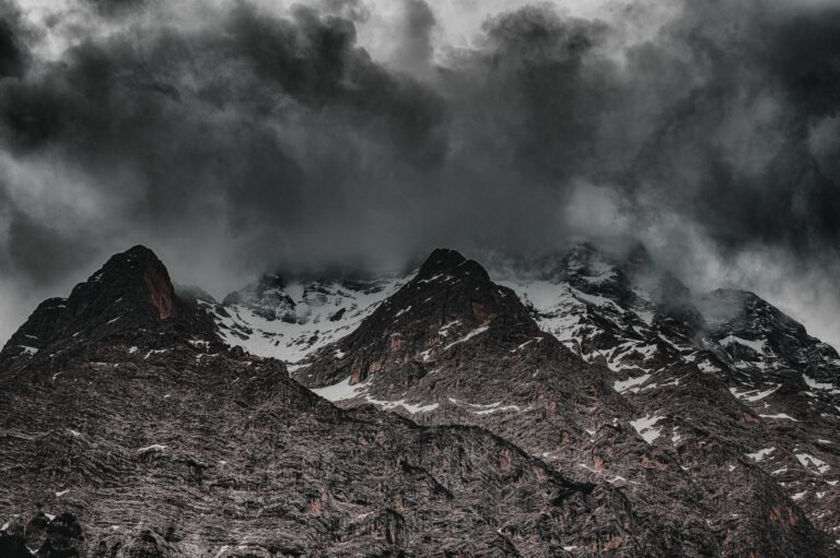 Il sublime come terrore calcolato: Edmund Burke e il paesaggio alpino che imparò a farci paura