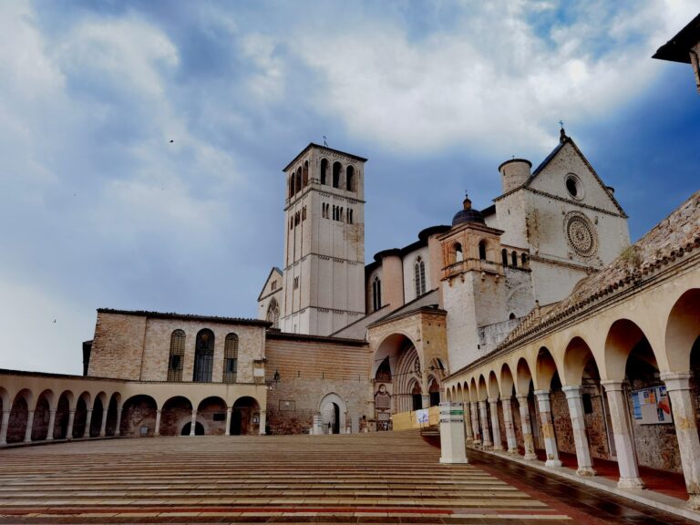 Assisi e il Genio di Chiara d’Assisi: dove la Rocca Minore ha imparato a custodire il sogno della povertà luminosa tra veli di clausura e voci di parlatorio francescano