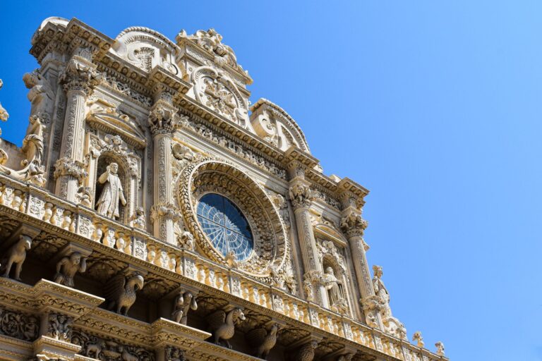 Lecce e il Genio di Antonio Zimbalo: dove la Basilica di Santa Croce ha imparato a parlare la lingua della pietra viva tra fiori di leccese e voci di cantiere barocco