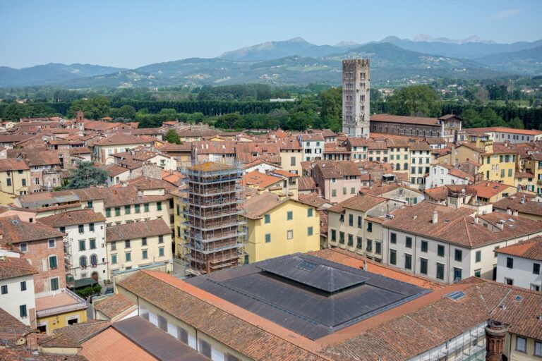 Lucca e il Genio di Giacomo Puccini: dove le mura rinascimentali hanno imparato a custodire il sogno dell’opera tra spartiti di seta e voci di casa natale lucchese
