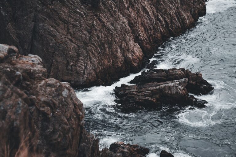 Il sublime che spaventa: Edmund Burke, l’abisso e la scoperta che la bellezza più vera nasce dal terrore