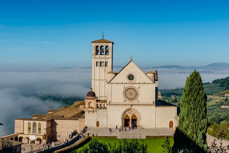 A Assisi, tra sacro e polifonia: la storia dell’Ensemble Micrologus e la riscoperta del Medioevo sonoro