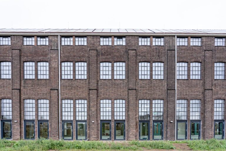La fabbrica che non vuole dimenticare: Jean Nouvel, il quartiere Aurora e il tempo lungo della memoria operaia